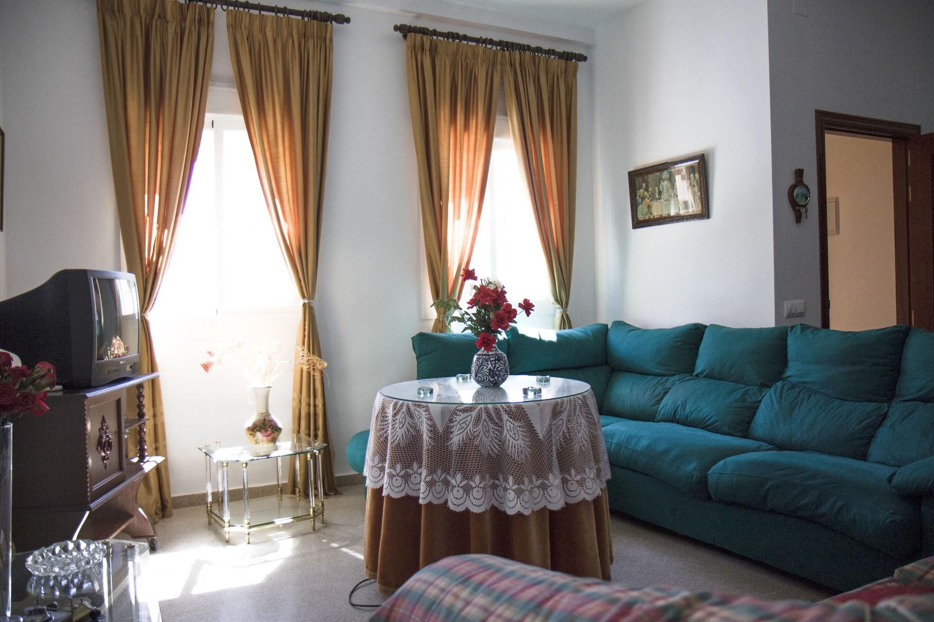 Sala d'estar de Casa adosada en venda en Paradas amb Jardí privat, Terrassa i Balcó