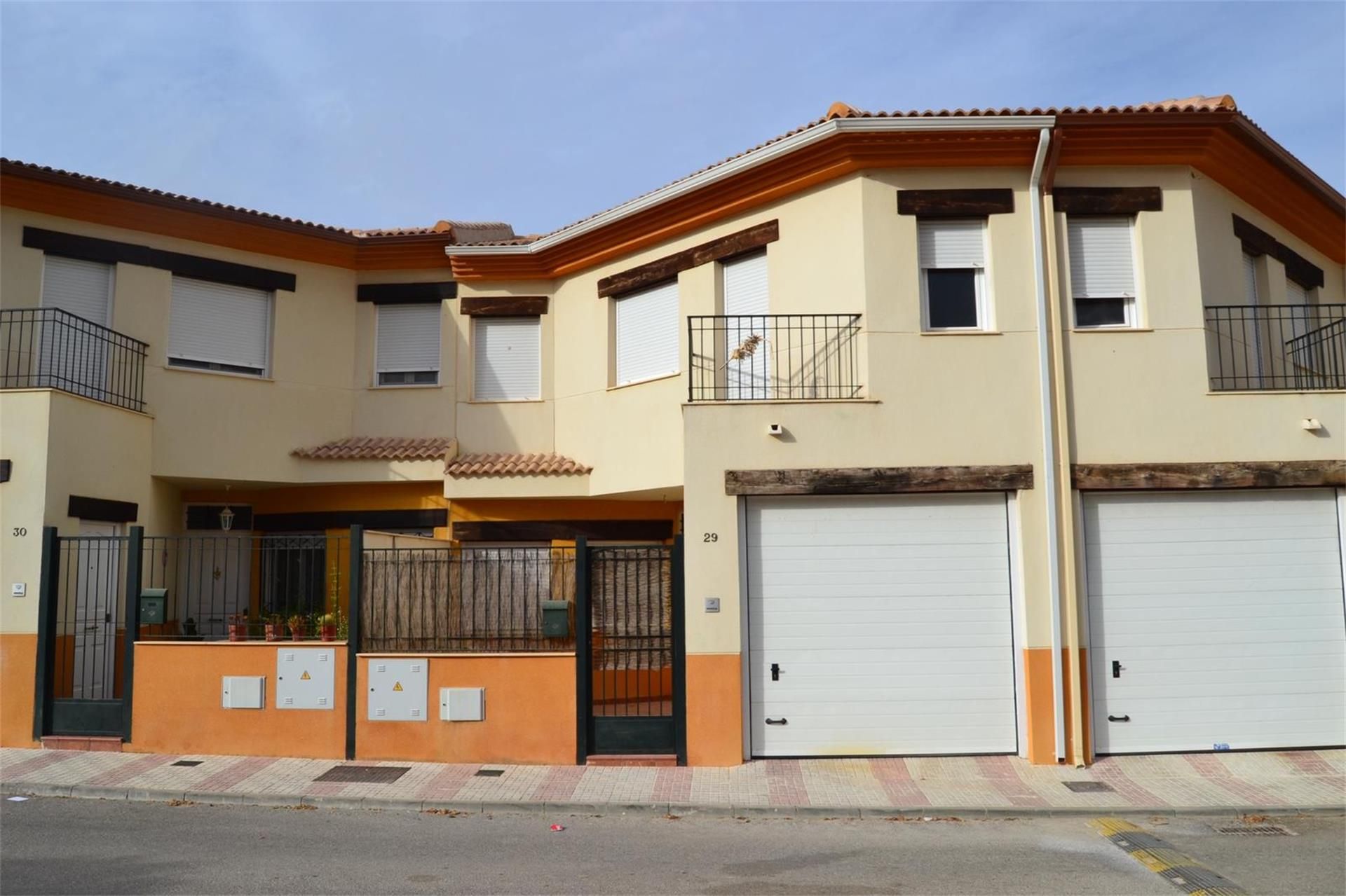 Vista exterior de Casa adosada en venda en Fuerte del Rey amb Balcó