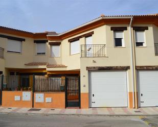 Vista exterior de Casa adosada en venda en Fuerte del Rey amb Balcó