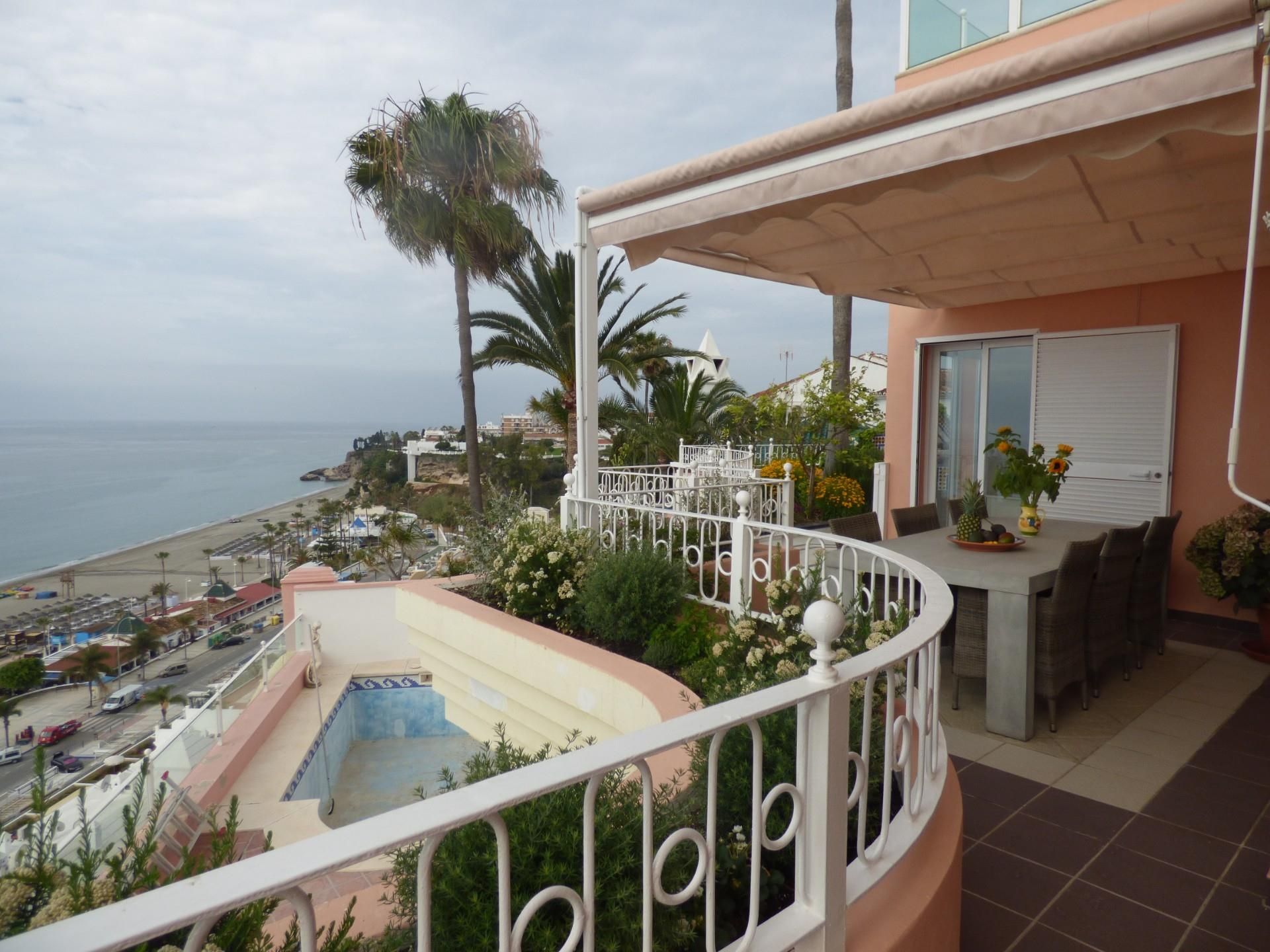 Vista exterior de Àtic en venda en Nerja amb Aire condicionat, Terrassa i Piscina