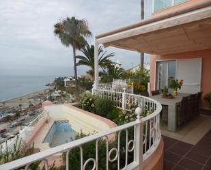 Vista exterior de Àtic en venda en Nerja amb Aire condicionat, Terrassa i Piscina