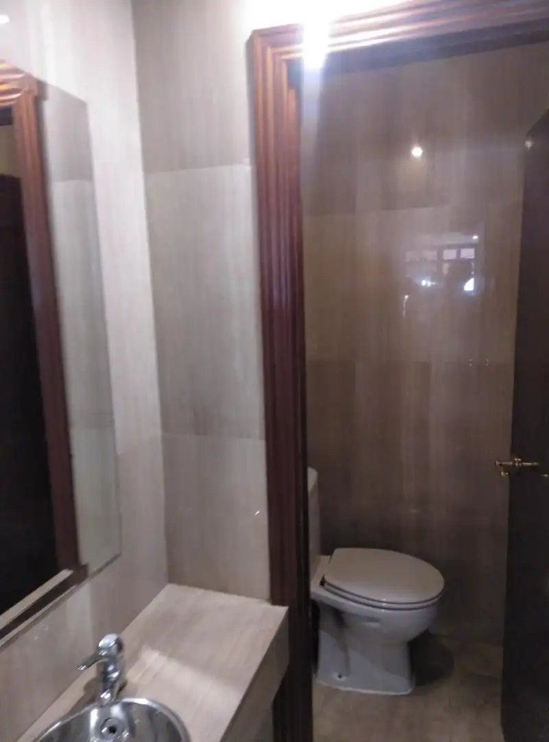 Bany de Local de lloguer en Madrid amb Aire condicionat i Calefacció