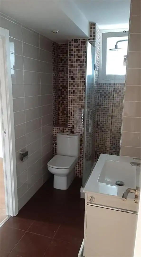 Flat for rent in Calle de Uruguay, 15, Hispanoamérica - Bernabéu Bathroom of Flat for rent in Madrid with Air Conditioner, Heating and Parquet flooring