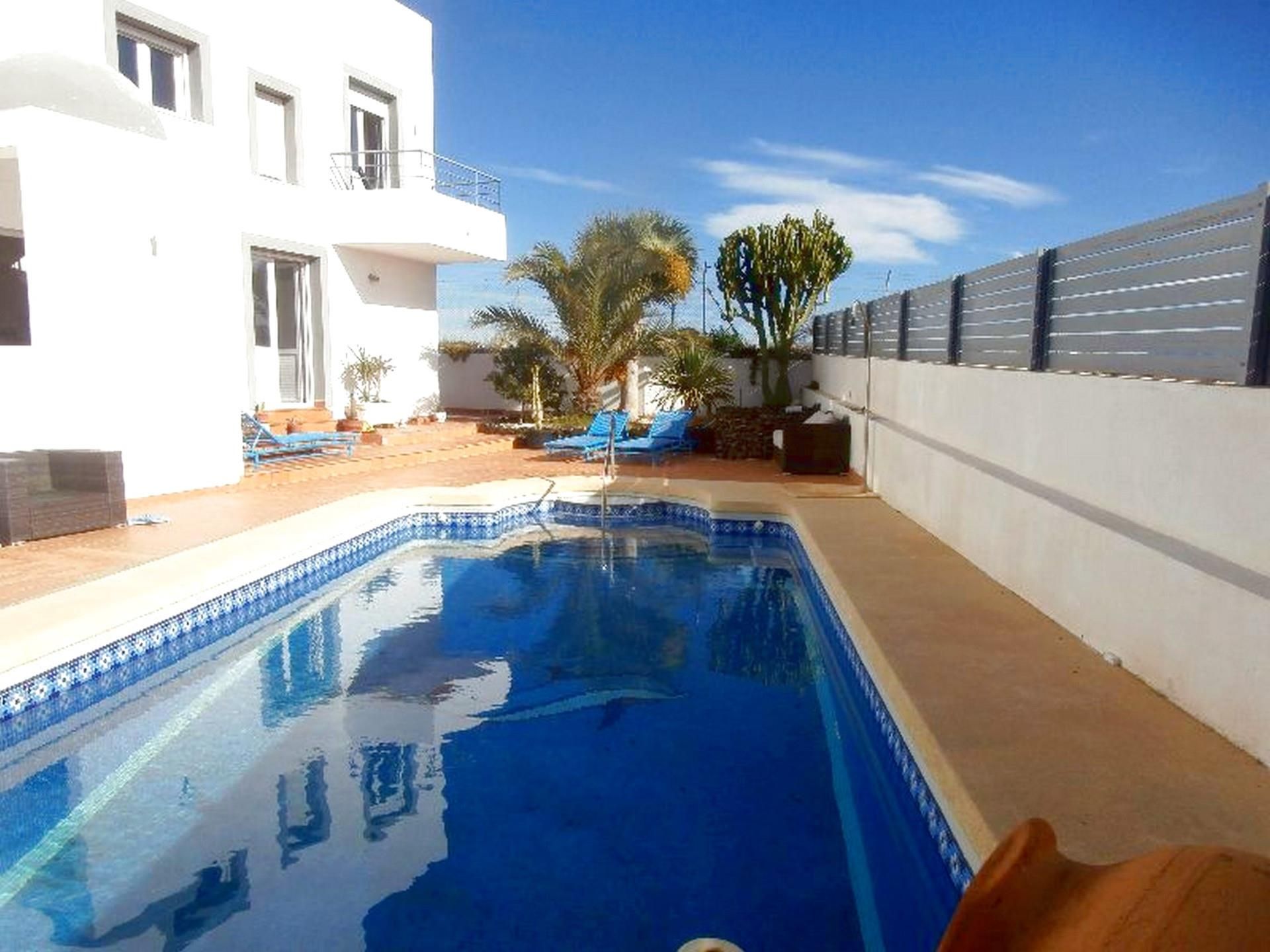 Piscina de Casa adosada de lloguer en Cuevas del Almanzora amb Aire condicionat, Calefacció i Jardí privat