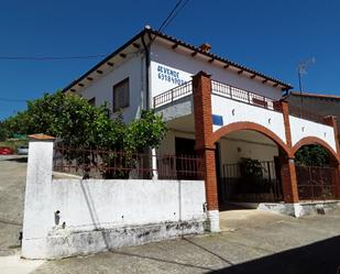 Vista exterior de Casa o xalet en venda en Valverde del Fresno amb Jardí privat, Terrassa i Moblat