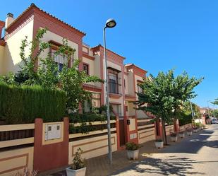 Vista exterior de Casa o xalet en venda en Dos Hermanas amb Aire condicionat, Calefacció i Jardí privat