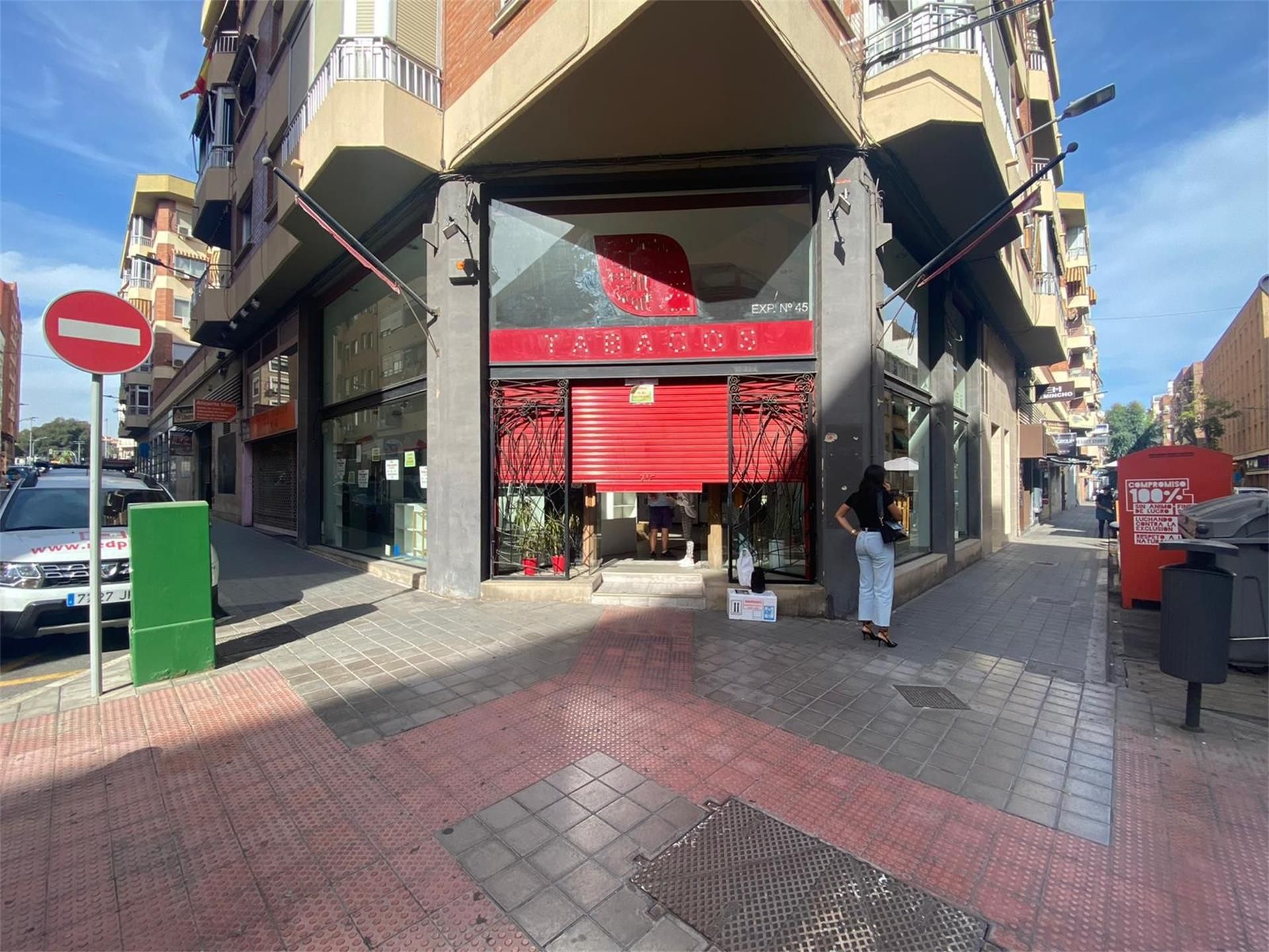 Local en venta en Calle Arquitecto Morell, 10, Ensanche - Diputación