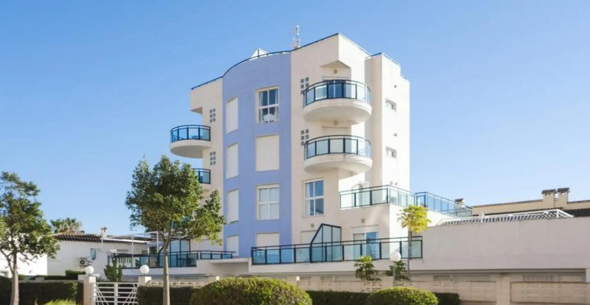 Vista exterior de Apartamento de alquiler en Oliva con Aire acondicionado, Jardín privado y Piscina