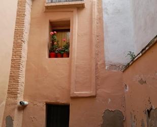 Vista exterior de Casa adosada en venda en Tudela amb Terrassa i Balcó