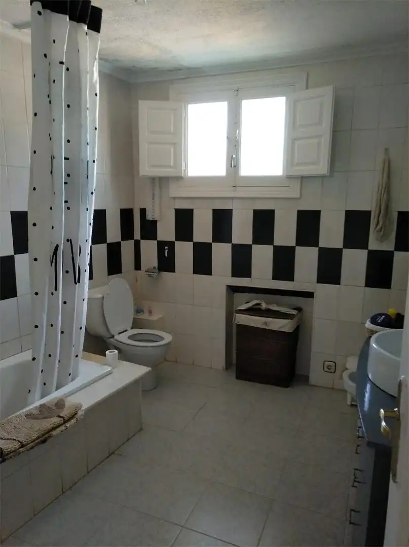 Casa adosada en venta en Camino de Bodegas, Fresno de la Vega Baño de Casa adosada en venta en Fresno de la Vega con Calefacción, Terraza y Trastero