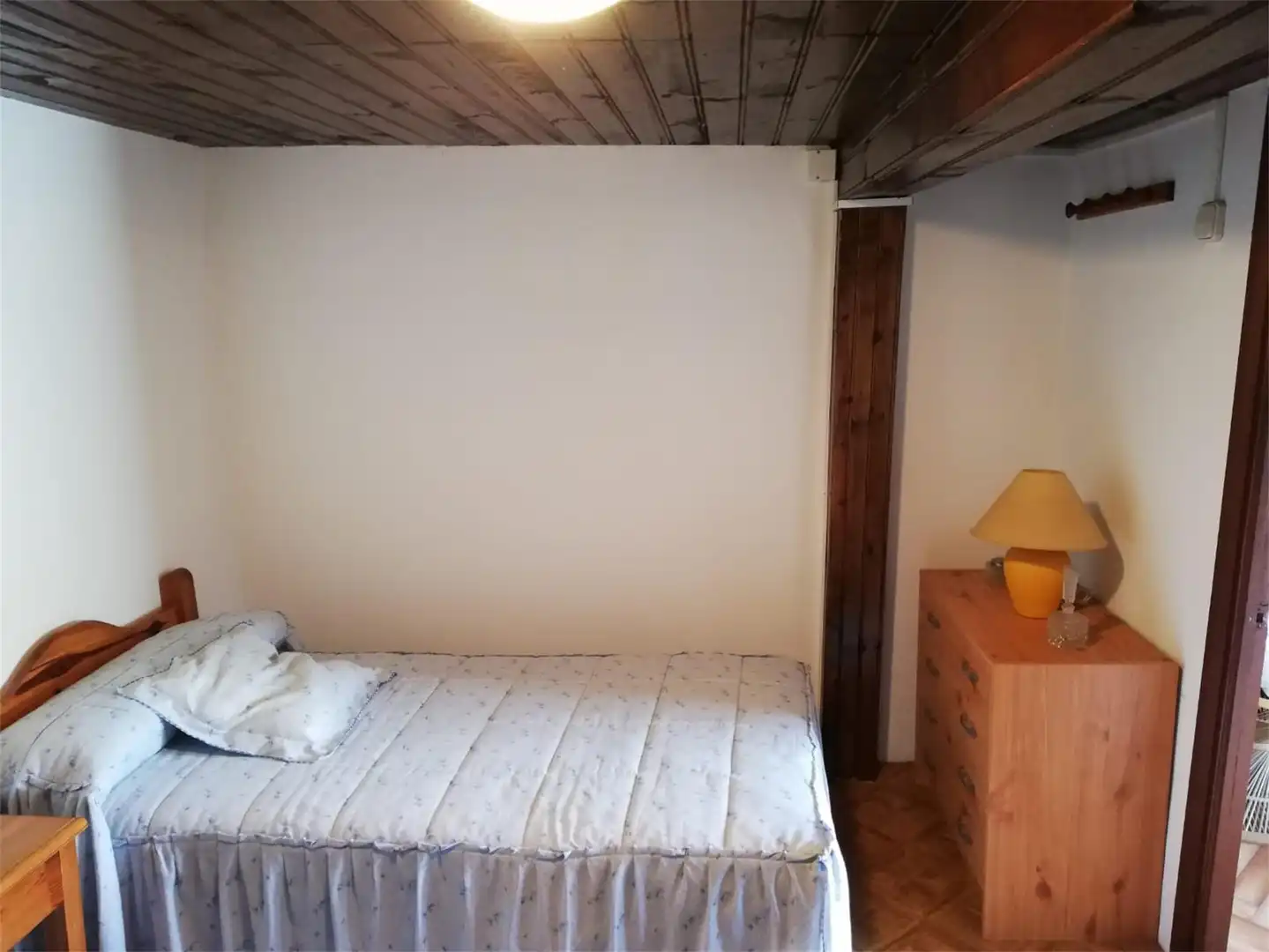 Casa adosada en venta en Población de Arreba, Valle de Manzanedo Habitación de Casa adosada en venta en Valle de Manzanedo con Terraza y Balcón