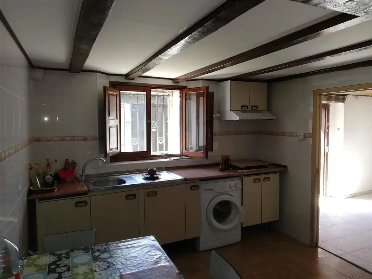 Casa adosada en venta en Población de Arreba, Valle de Manzanedo Cocina de Casa adosada en venta en Valle de Manzanedo con Terraza y Balcón