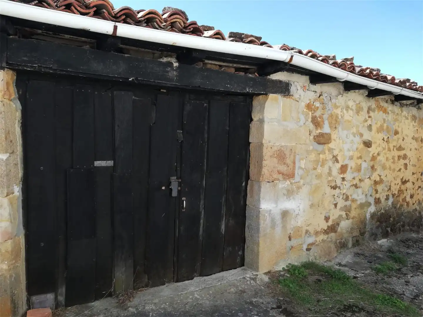 Casa adosada en venta en Población de Arreba, Valle de Manzanedo Vista exterior de Casa adosada en venta en Valle de Manzanedo con Terraza y Balcón