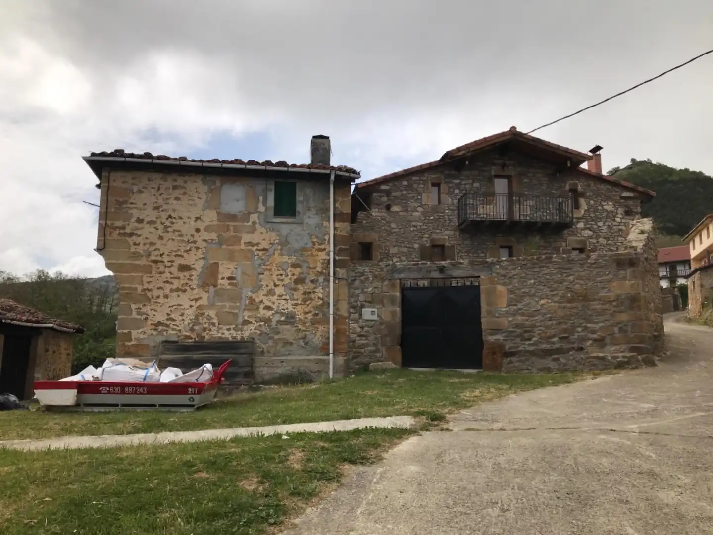 Casa adosada en venta en Población de Arreba, Valle de Manzanedo Vista exterior de Casa adosada en venta en Valle de Manzanedo con Terraza y Balcón
