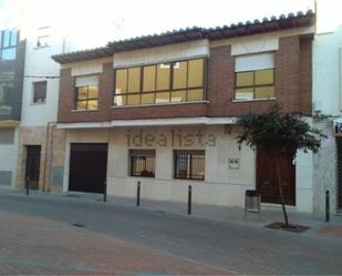 Vista exterior de Casa o xalet en venda en Quintanar de la Orden amb Terrassa i Piscina