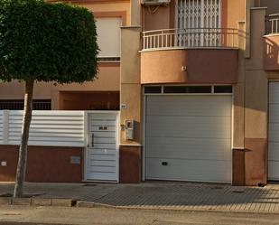 Vista exterior de Casa adosada en venda en El Ejido amb Aire condicionat, Terrassa i Balcó