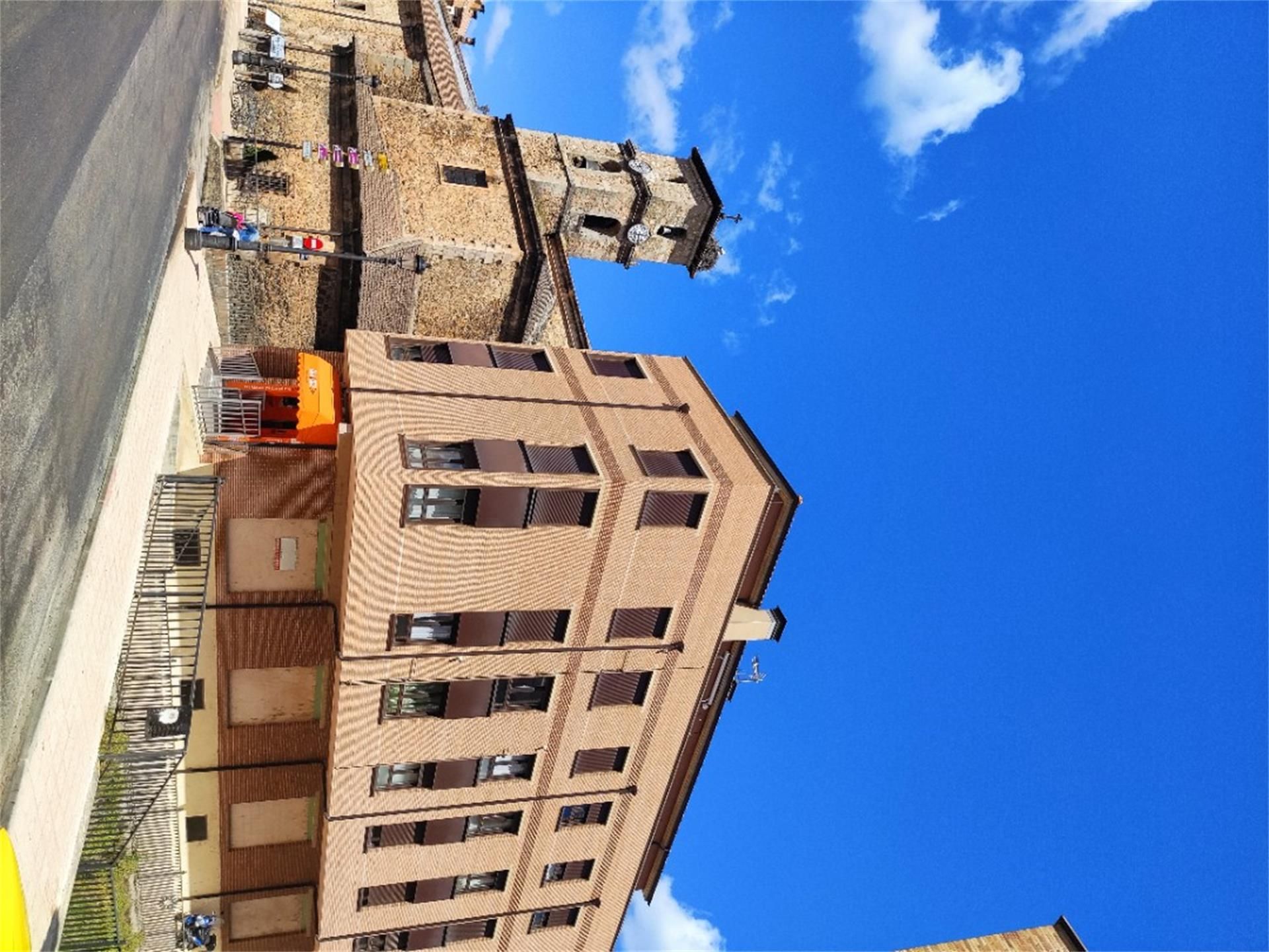 Vista exterior de Pis en venda en San Leonardo de Yagüe amb Calefacció, Parquet i Moblat