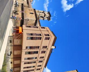 Vista exterior de Pis en venda en San Leonardo de Yagüe amb Calefacció, Parquet i Moblat