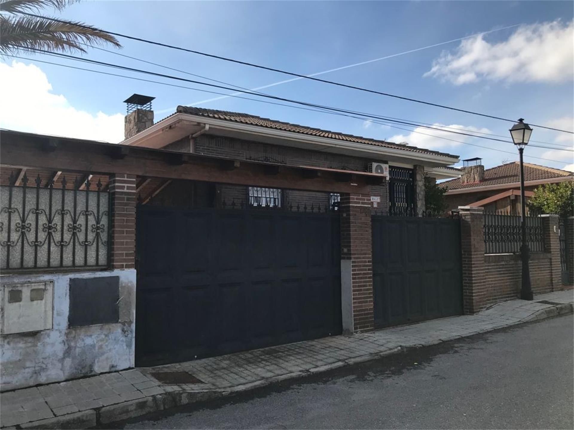 House or chalet for sale in Calle Jazmín, Griñón Exterior view of House or chalet for sale in Griñón with Air Conditioner, Heating and Private garden