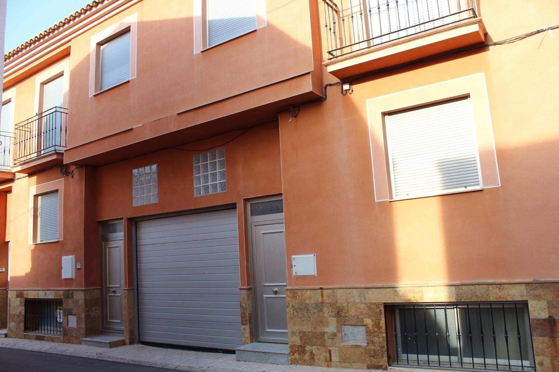 Vista exterior de Casa adosada en venda en Valdeganga amb Balcó