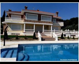 Vista exterior de Casa o xalet per a compartir en Boadilla del Monte amb Aire condicionat, Terrassa i Piscina