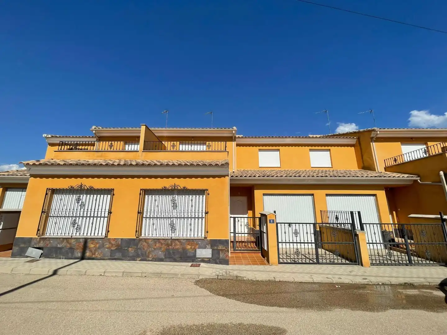 Casa adosada en venda a Avenida Albacete, Requena Vista exterior de Casa adosada en venda en Requena