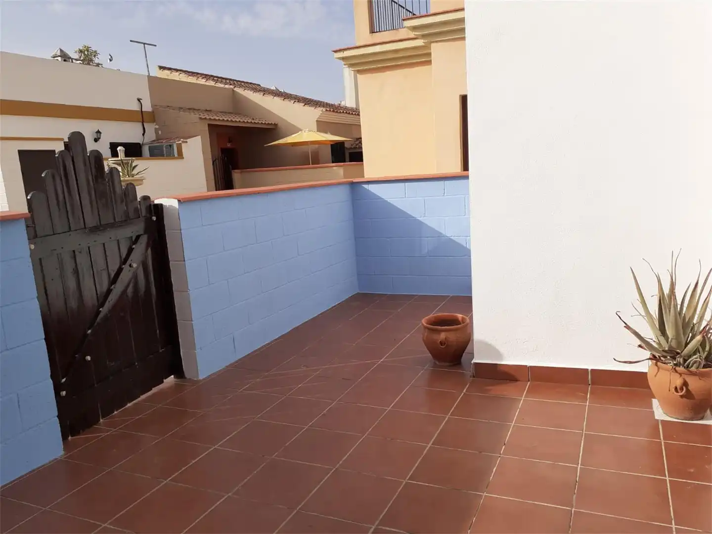 Casa adosada en venta en Avenida Carmen Laffon, Burguillos Vista exterior de Casa adosada en venta en Burguillos con Aire acondicionado, Amueblado y Lavadora