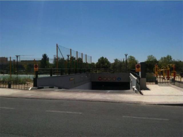 Garaje en Venta en Calle Los Arces en Prado Santo Domingo - Ensanche