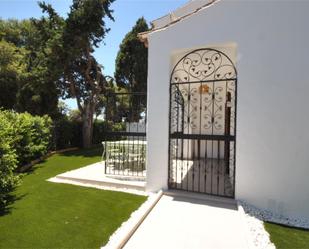 Vista exterior de Apartament en venda en Estepona amb Aire condicionat, Terrassa i Piscina