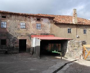 Vista exterior de Finca rústica en venda en Valdeolea amb Jardí privat