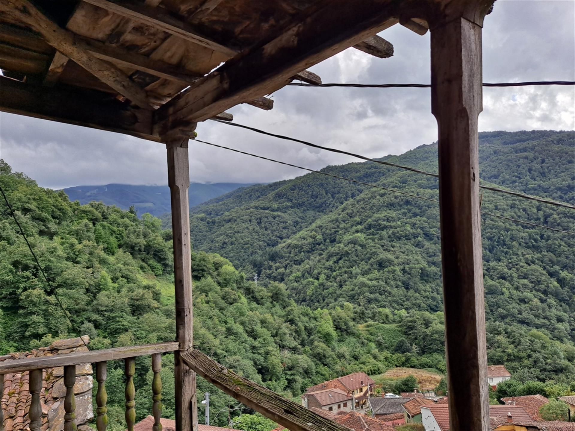 Vista exterior de Finca rústica en venda en Quirós amb Balcó