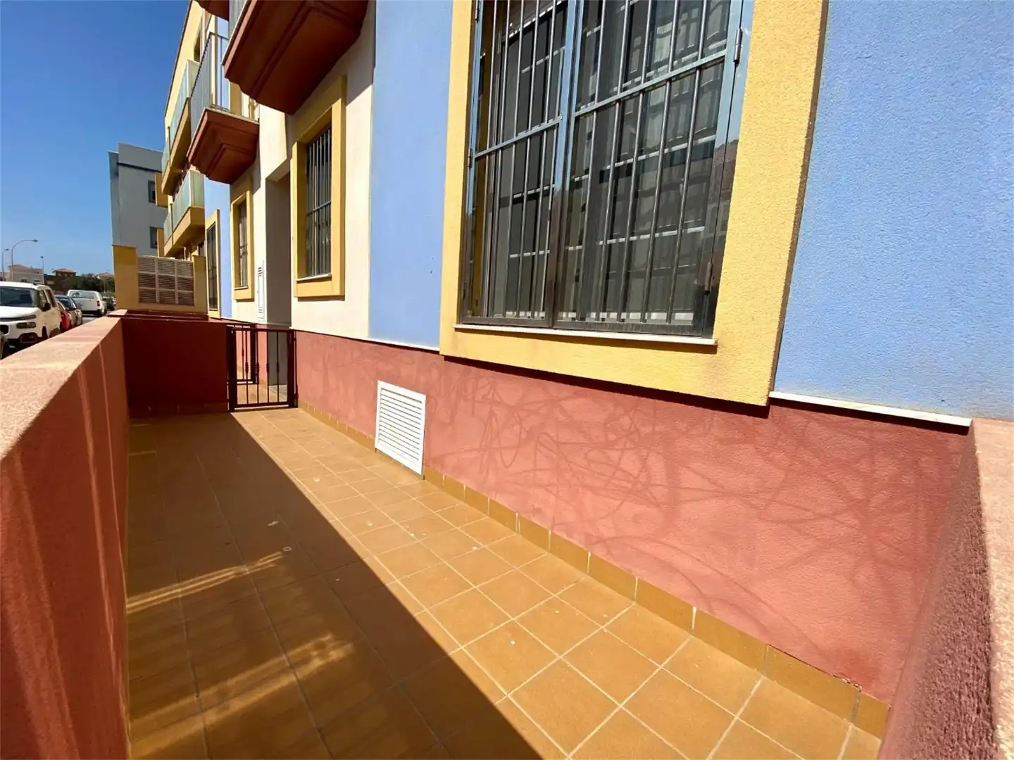 Piso en venta en Calle Campoamor, 30, El Puerto - Romanilla Vista exterior de Piso en venta en Roquetas de Mar con Aire acondicionado, Calefacción y Terraza