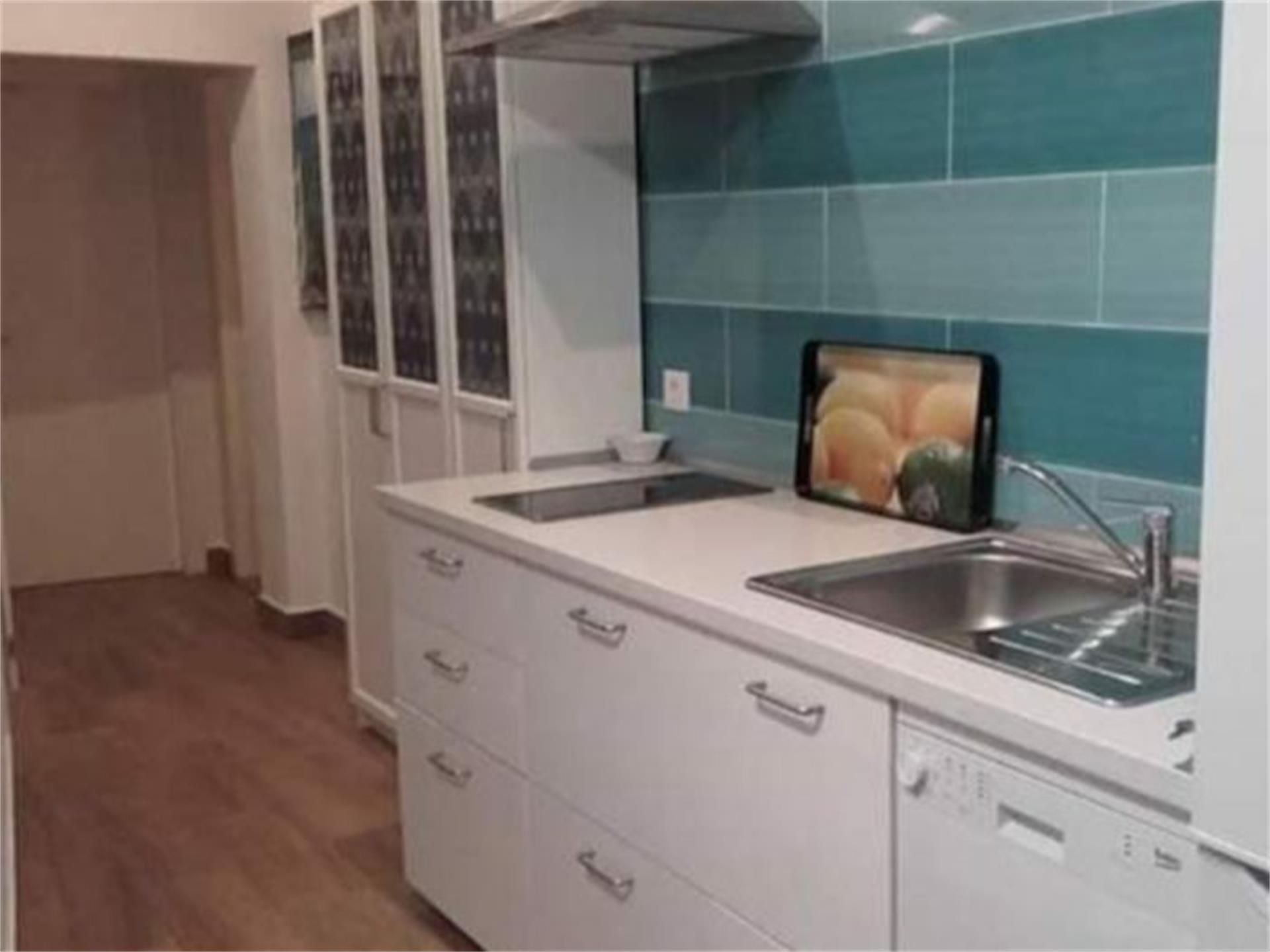 Cuina de Casa adosada en venda en Las Navas de la Concepción amb Aire condicionat, Calefacció i Parquet