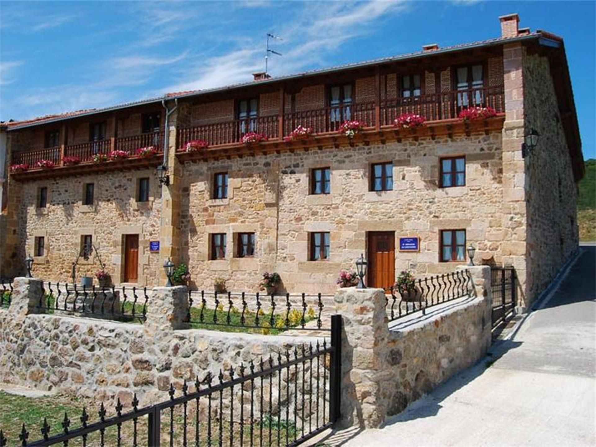 Exterior view of House or chalet for sale in Campoo de Yuso  with Terrace and Balcony