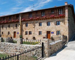 Vista exterior de Casa o xalet en venda en Campoo de Yuso amb Calefacció, Jardí privat i Parquet