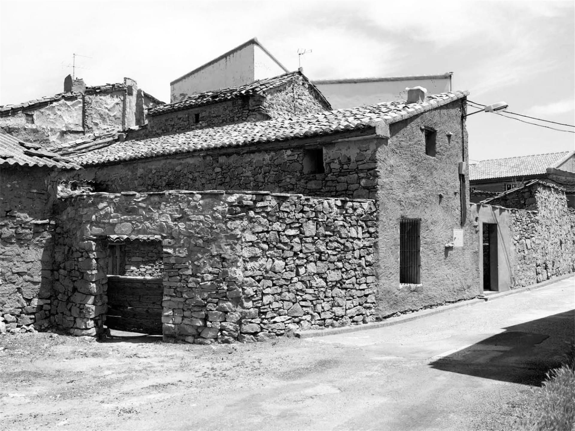 Vista exterior de Casa adosada en venda en Argente amb Jardí privat