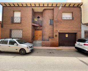 Vista exterior de Casa adosada en venda en Porzuna amb Aire condicionat, Terrassa i Balcó