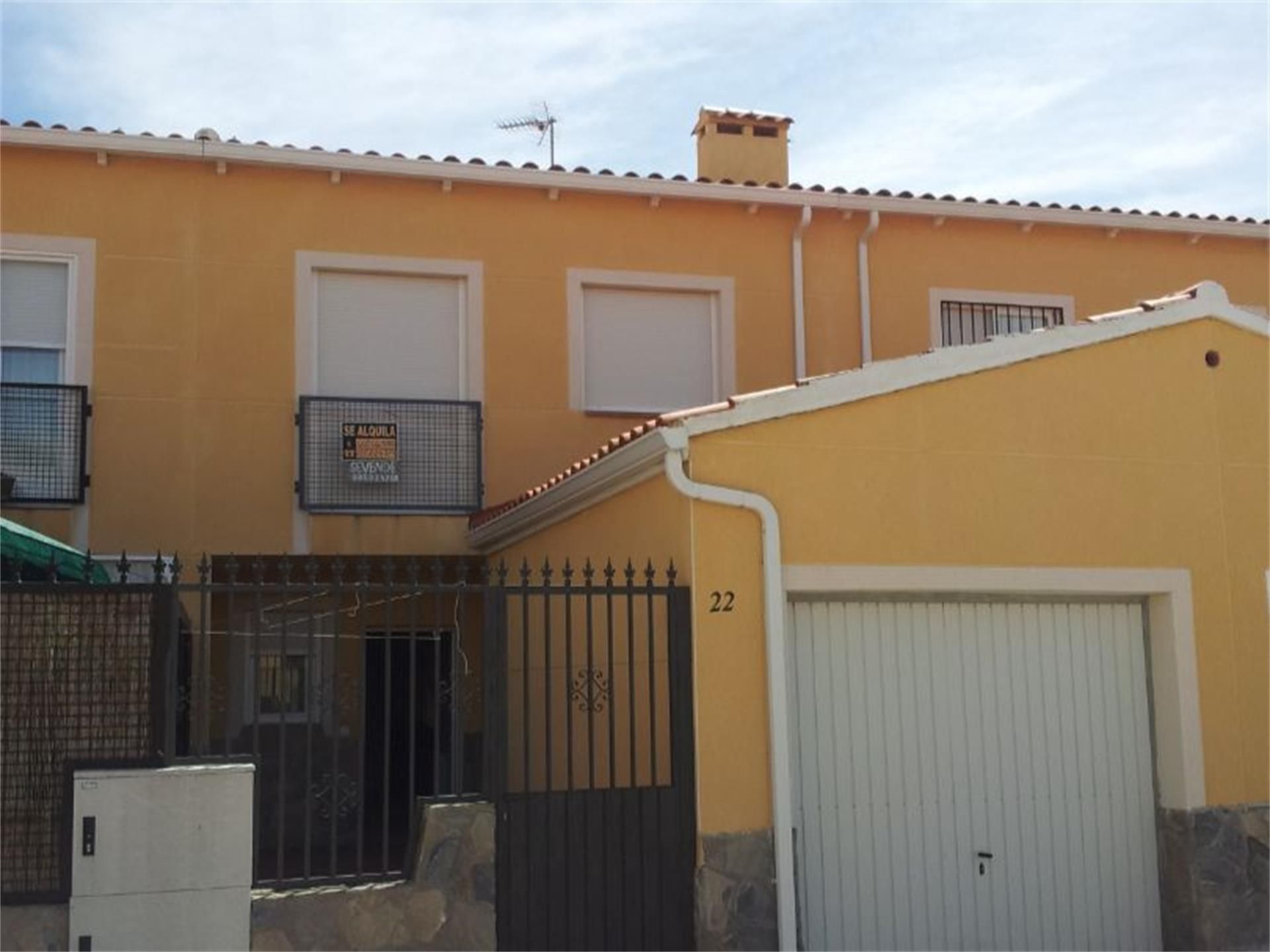 Vista exterior de Casa adosada en venda en Oropesa amb Calefacció, Moblat i Rentadora