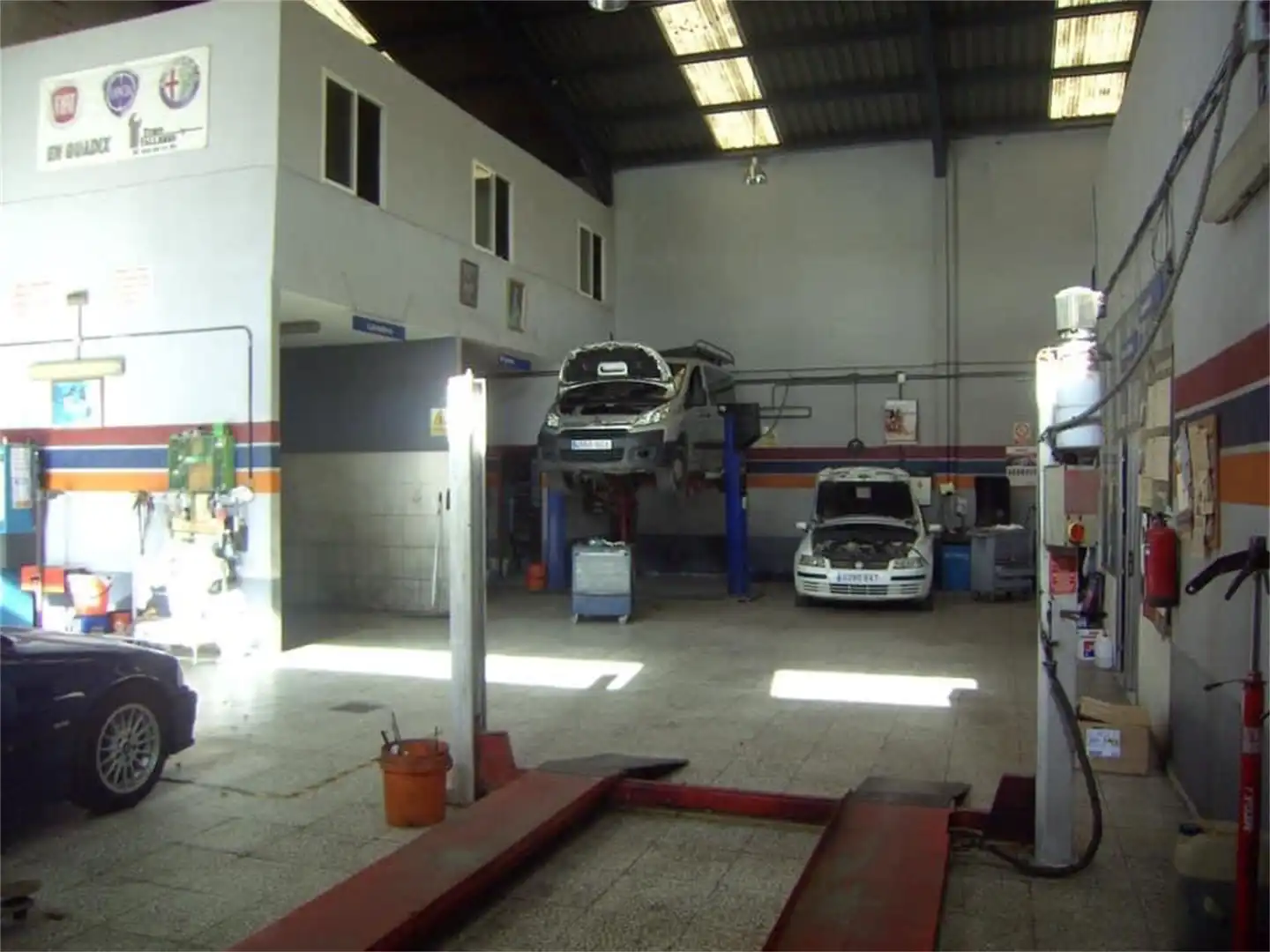 Fabrikhallen zum Verkauf in Calle Aldeíre, Guadix Parkplatz von Fabrikhallen zum Verkauf in Guadix