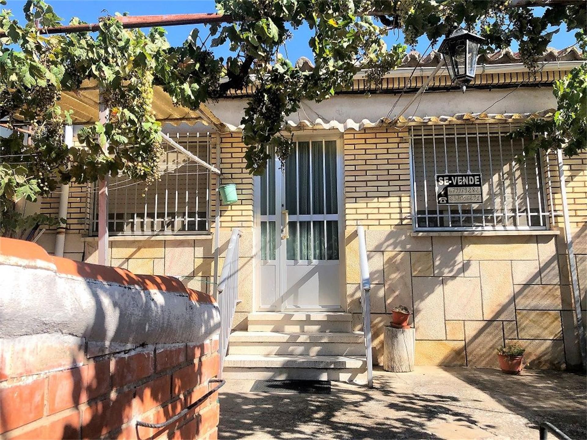 Exterior view of Single-family semi-detached for sale in Zamora Capital   with Private garden, Terrace and Storage room
