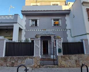 Vista exterior de Casa adosada en venda en Algeciras amb Terrassa i Balcó