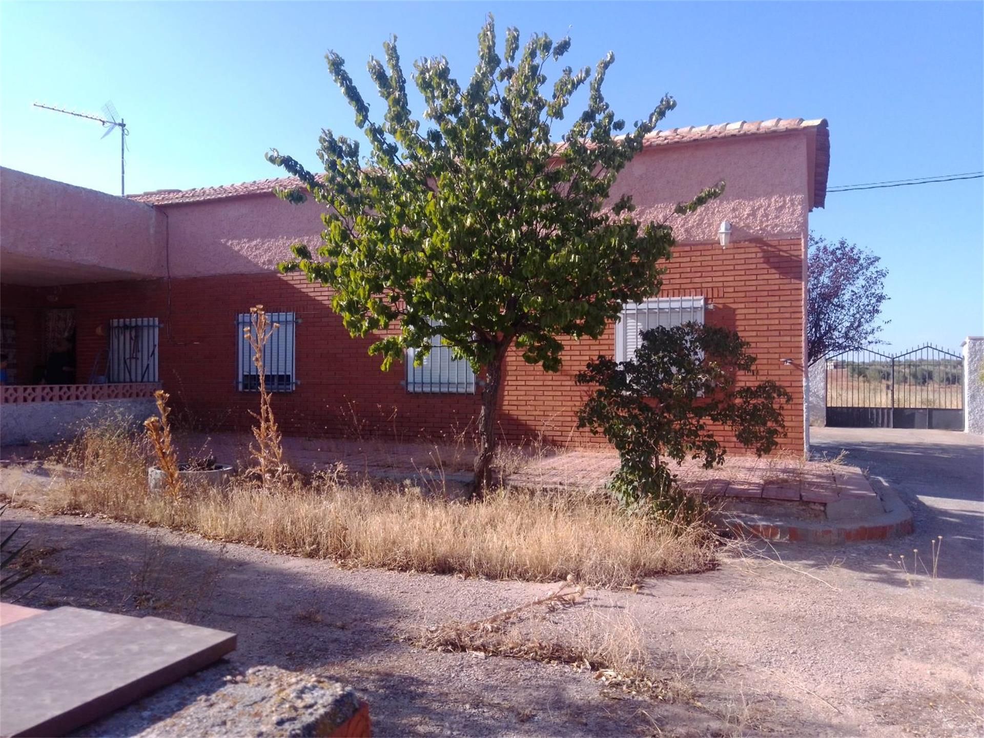 Vista exterior de Casa o xalet en venda en Villafranca de los Caballeros amb Calefacció, Jardí privat i Terrassa