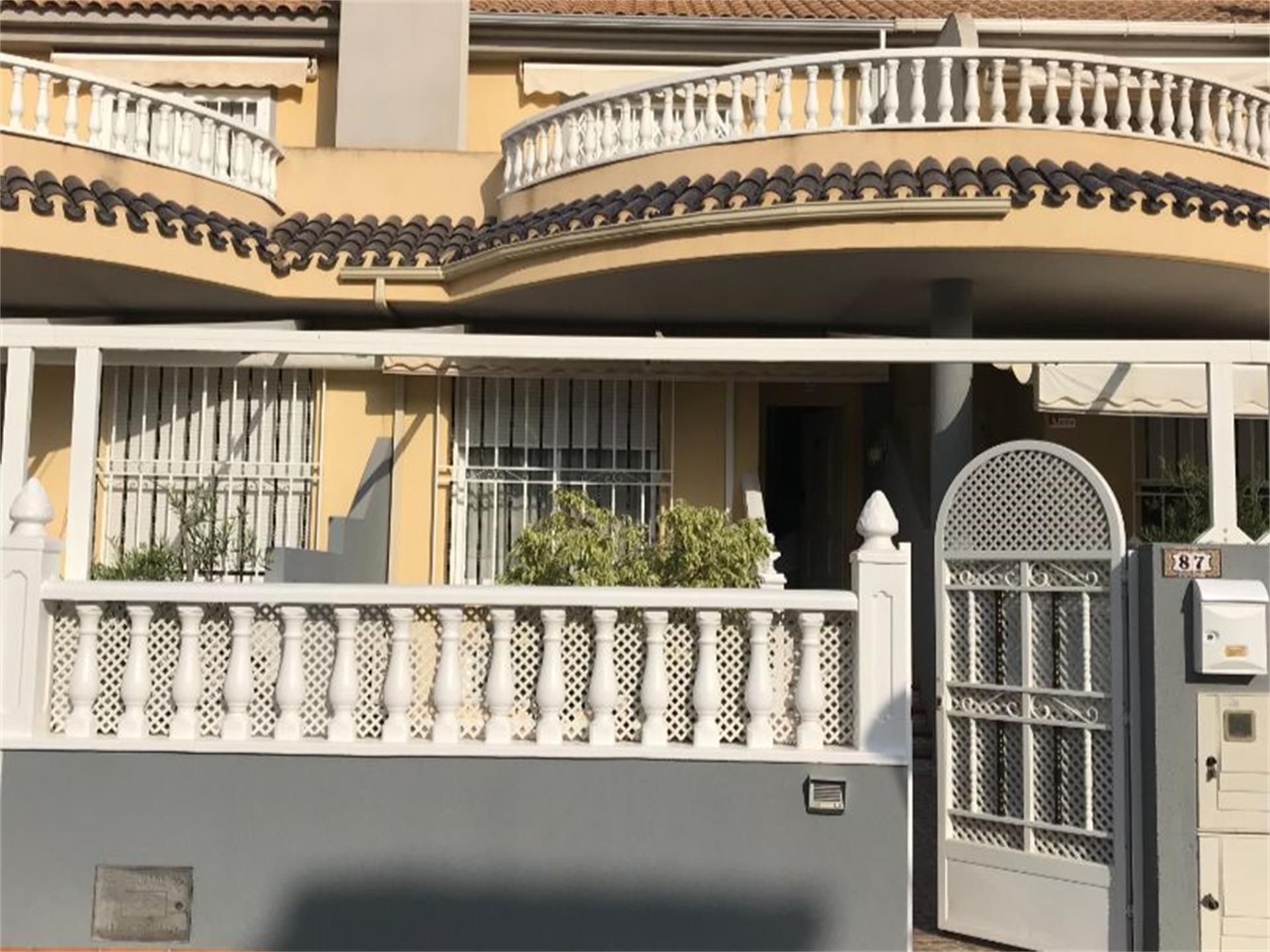 Vista exterior de Casa adosada en venda en Los Alcázares amb Aire condicionat i Terrassa