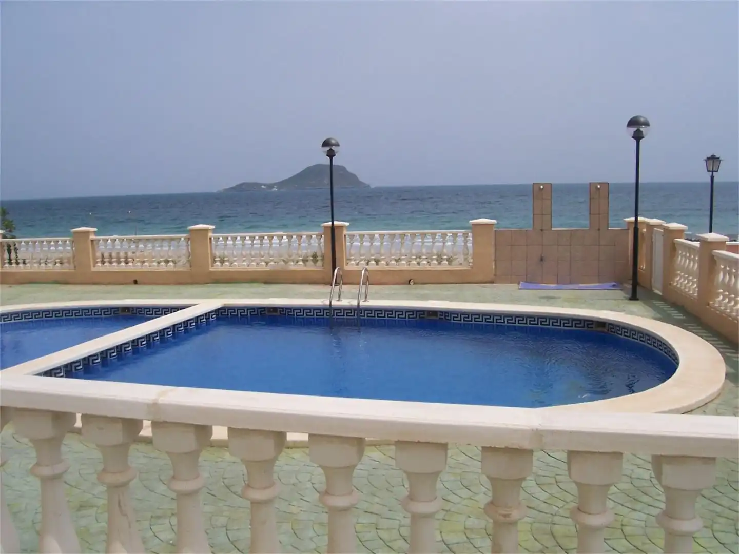 Wohnung zum Verkauf in Avenida Gran Vía de la Manga, Playa de las Gaviotas - El Pedrucho Schwimmbecken von Wohnung zum Verkauf in La Manga del Mar Menor mit Klimaanlage, Terrasse und Möbliert