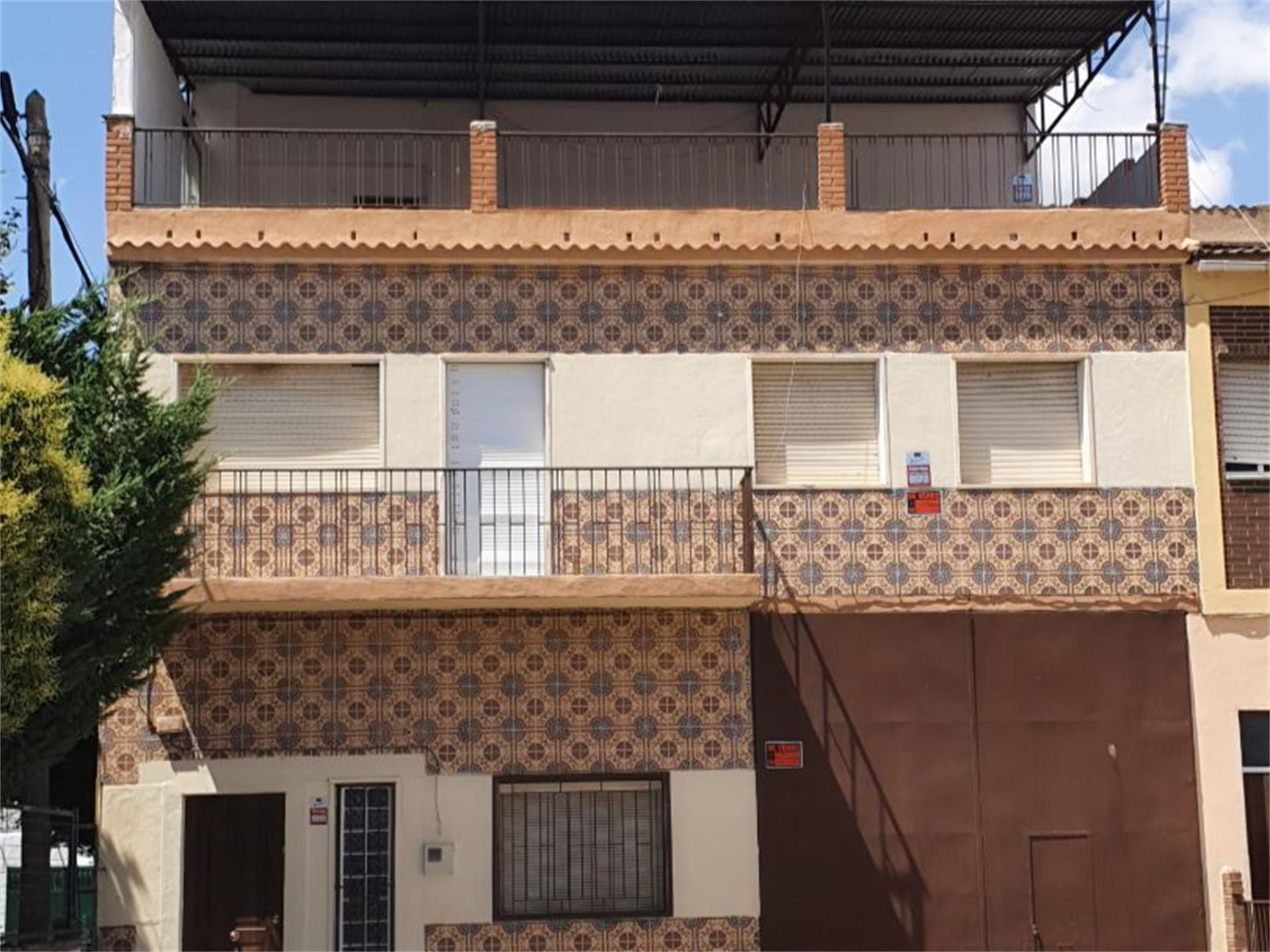 Vista exterior de Casa adosada en venda en Guadahortuna amb Terrassa, Traster i Moblat