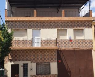 Vista exterior de Casa adosada en venda en Guadahortuna amb Terrassa i Balcó