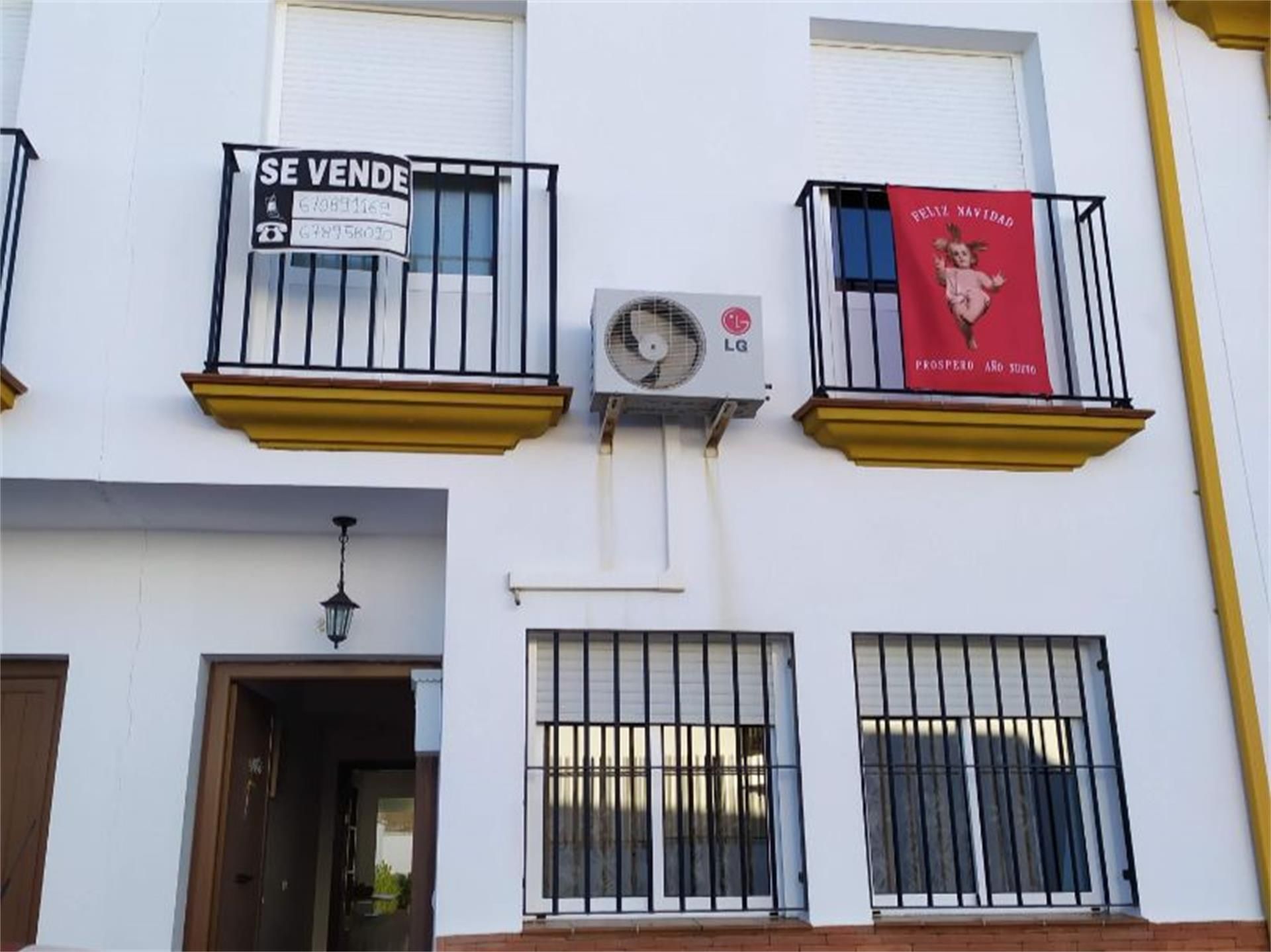 Vista exterior de Casa adosada en venda en Santa Olalla del Cala amb Aire condicionat, Calefacció i Jardí privat