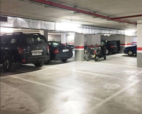 Garaje en Venta en Avenida de Orellana en Descubridores - Escritores