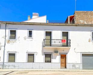 Vista exterior de Casa adosada en venda en Villanueva del Duque amb Terrassa i Balcó