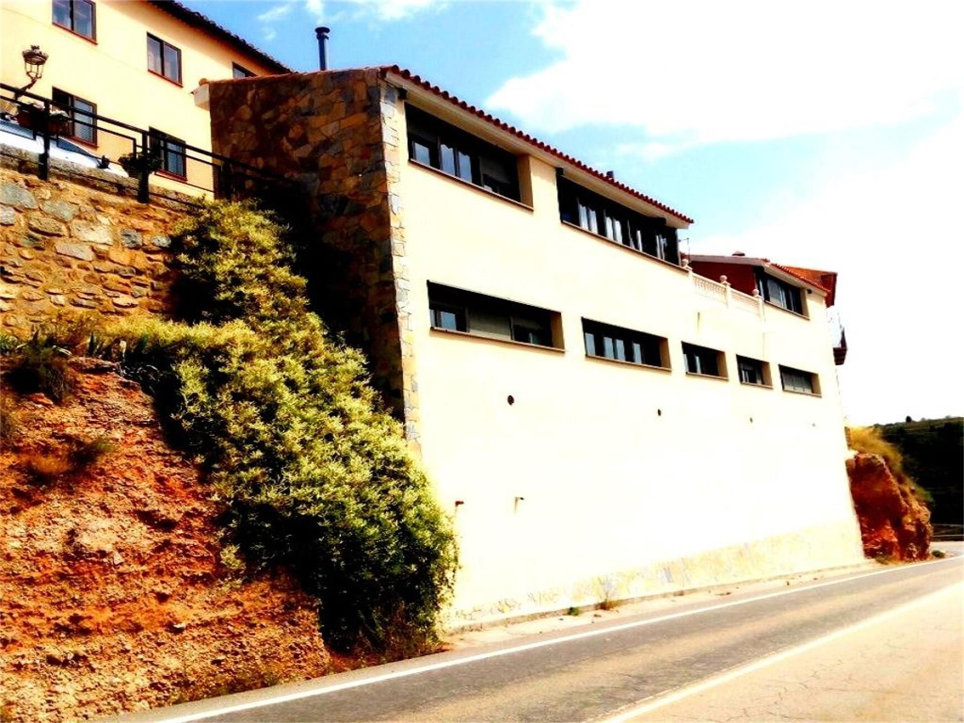 Vista exterior de Casa o xalet en venda en La Puebla de Valverde amb Terrassa, Traster i Piscina comunitària